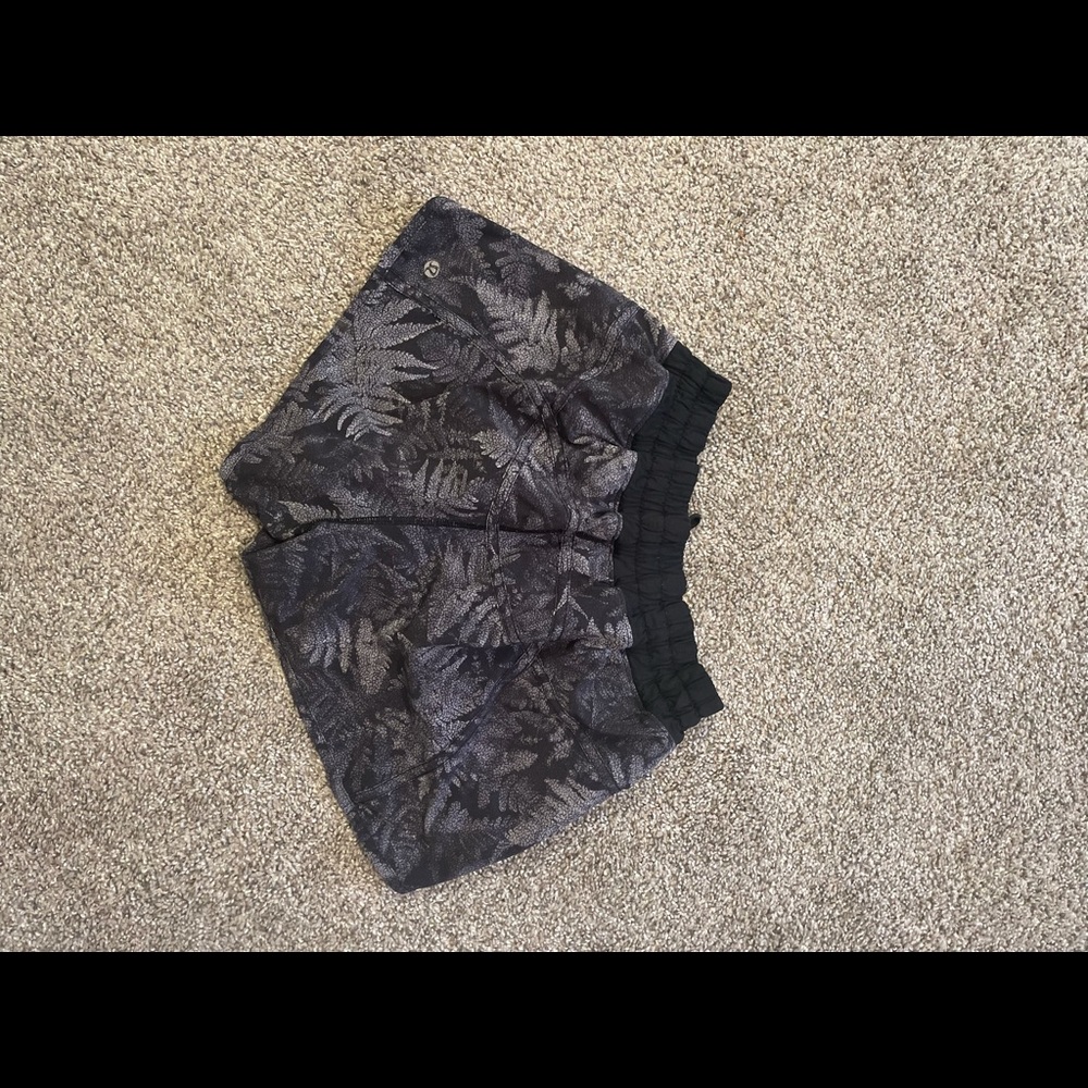 Lululemon Tracker short 4”, size 8